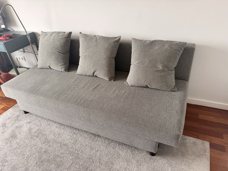 Sofá cama com arrumacao