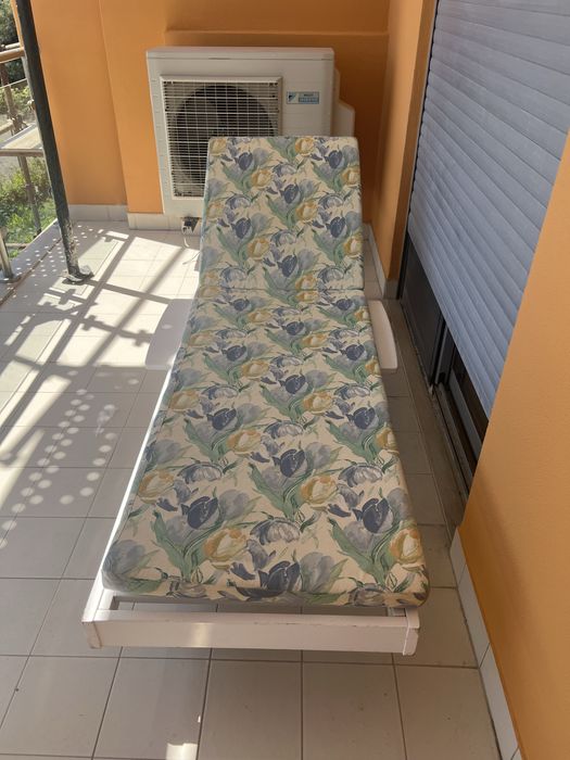 Espreguiçadeira branca com 2 almofadas