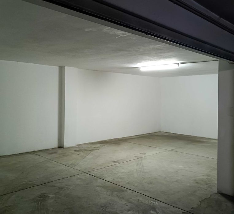 Garagem fechada - Box-Águas Santas