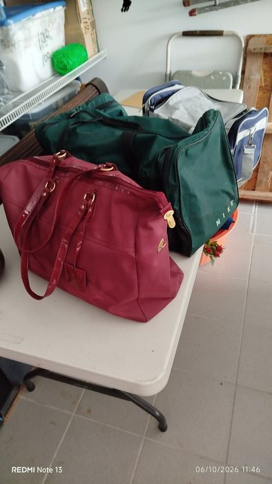 Vendo vários sacos e malas