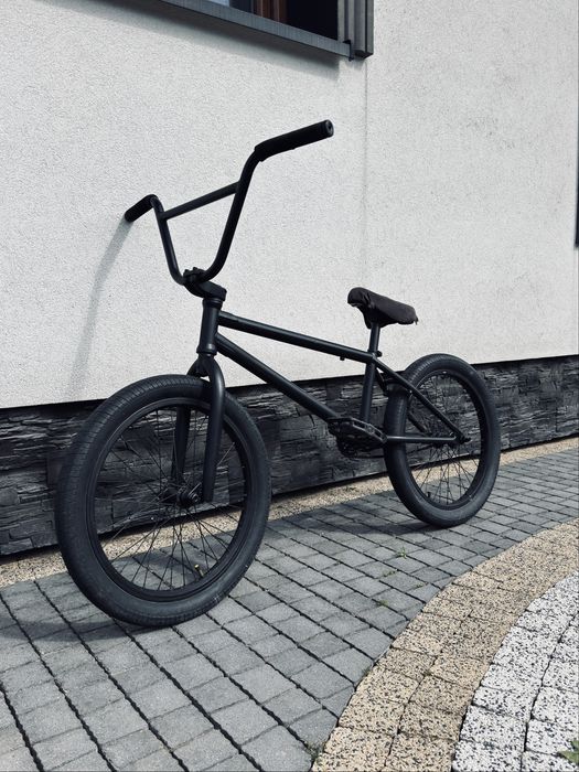 Czarny rower bmx