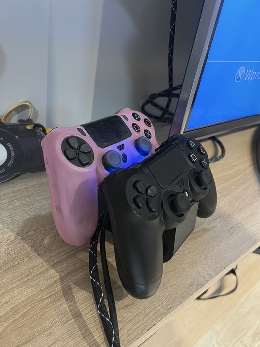 Konsola ps4 plus dwa pady 800Gb
