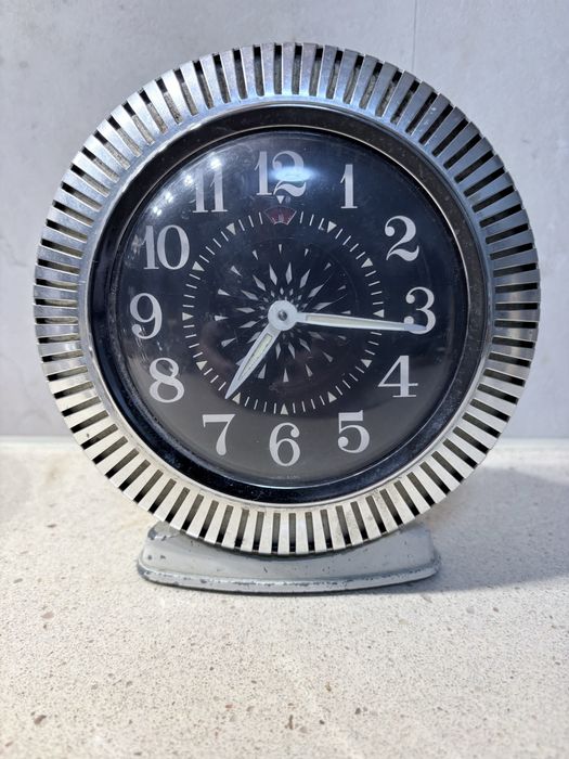 Relógio despertador com efeito caleidoscópico dos anos 60