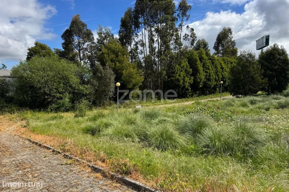 Lote de terreno, para construção de moradia, em Santa Maria de Lamas