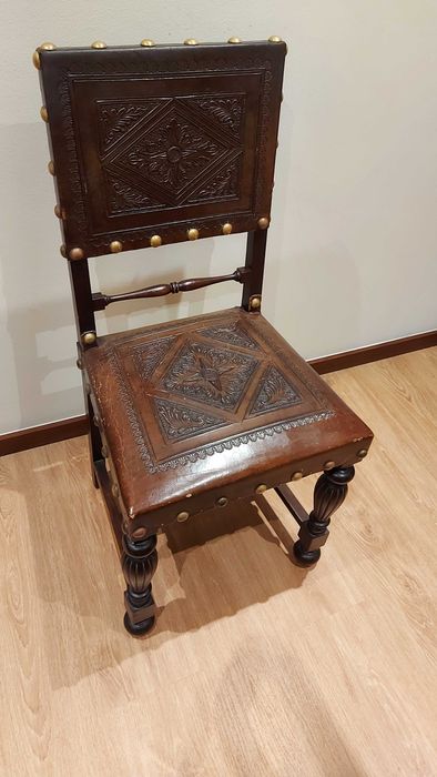 8 cadeiras em madeira de mogno e pele