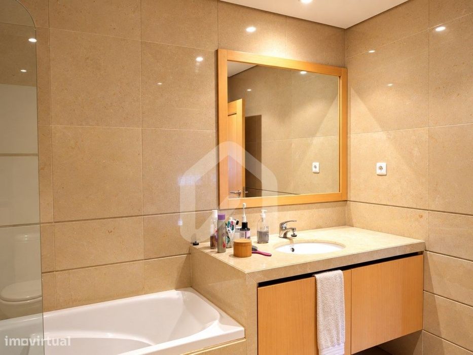 Apartamento T2 - Mobilado com 2 Lugares de Garagem