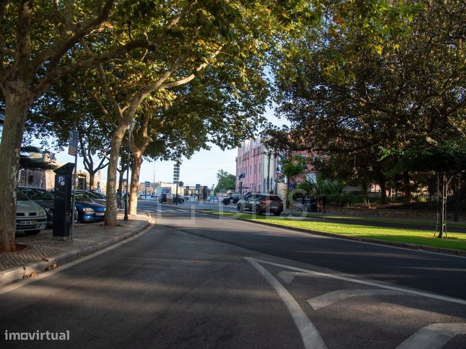 Moradia T3 em Cascais para reabilitação total, com projeto aprovado