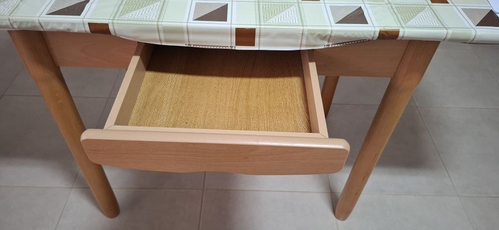 Mesa de cozinha extensível + 2 cadeiras + 2 bancos (como nova)