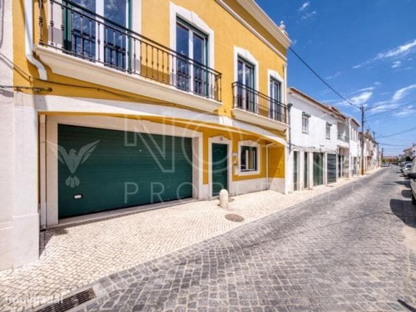 Moradia com boxes e terraços