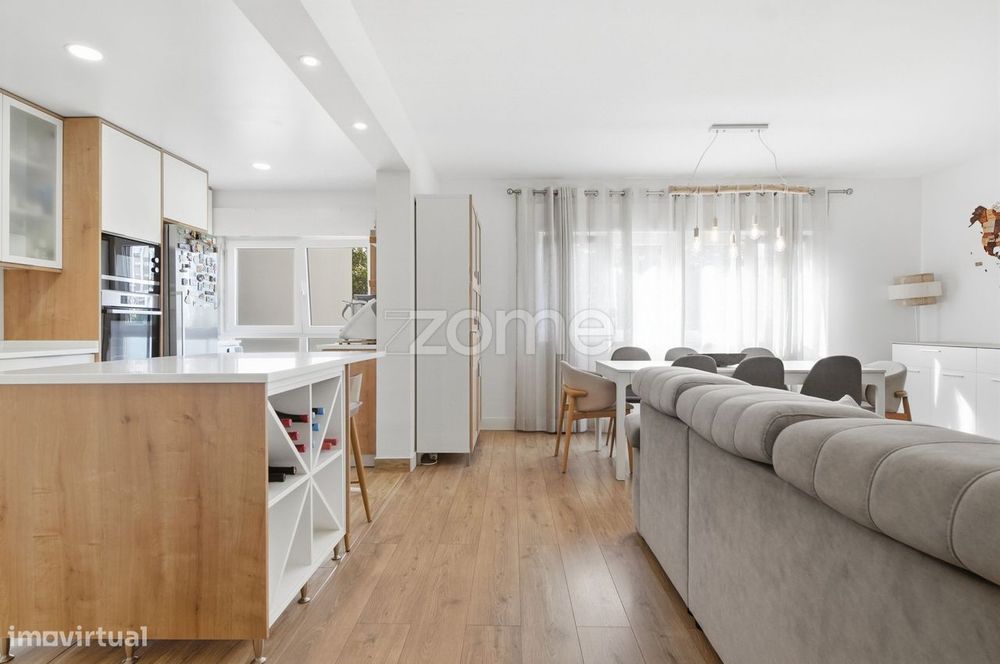 T2 remodelado com 108 m² em Carnaxide, junto à Escola Secundária