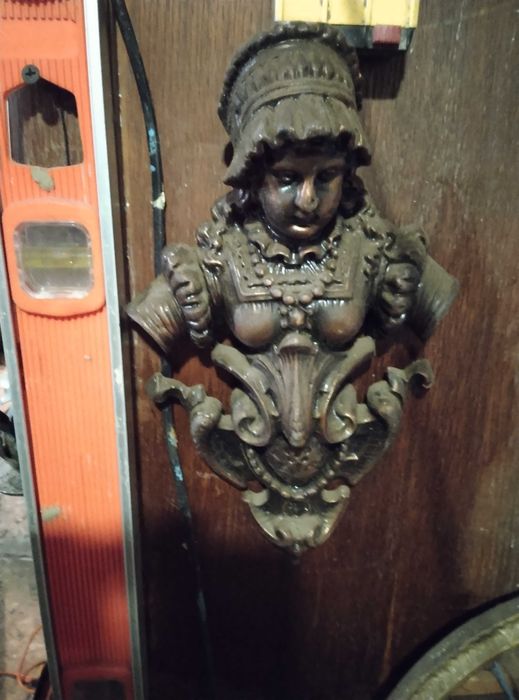 Бронзова статуетка,якоїсь жінки