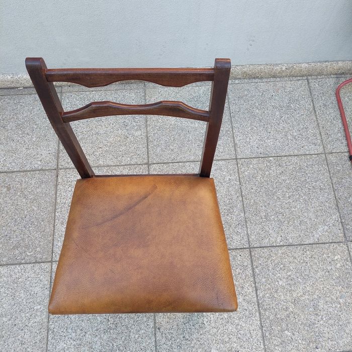 Cadeira antiga de madeira castanha