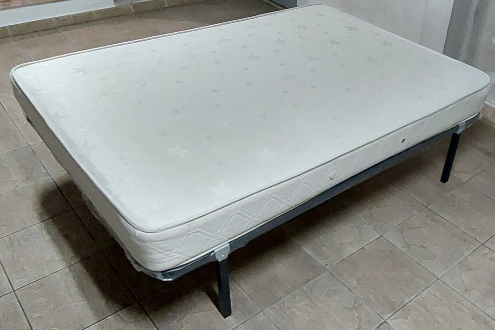 Cama de casal com colchão