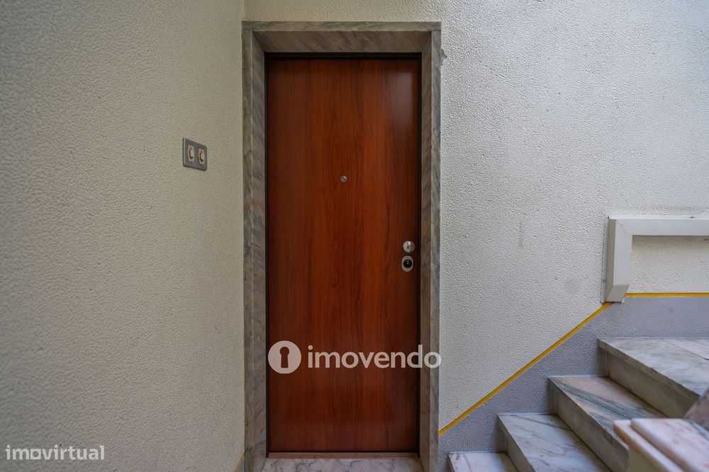 Apartamento T3+1 com áreas amplas e cozinha equipada, no Lumiar