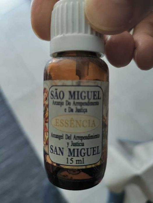 Expositor com variados Óleos de Essências Florais da Cacia