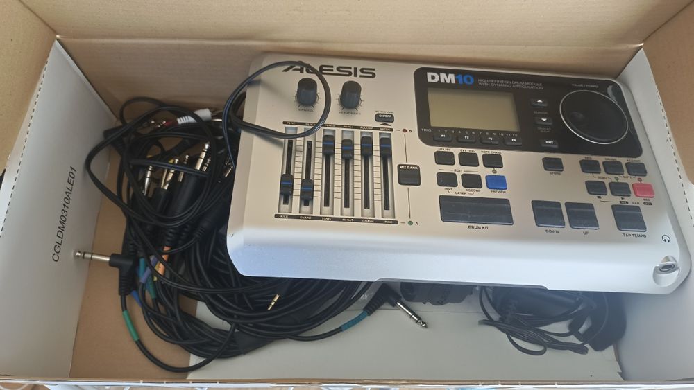Perkusja elektroniczna Alesis DM10 X + wzmacniacz KAT + stołek Dixon