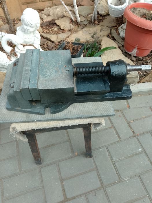 Тиски слесарные, станочные.