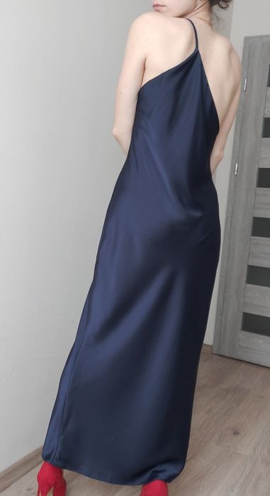 Granatowa sukienka na jedno ramię midi