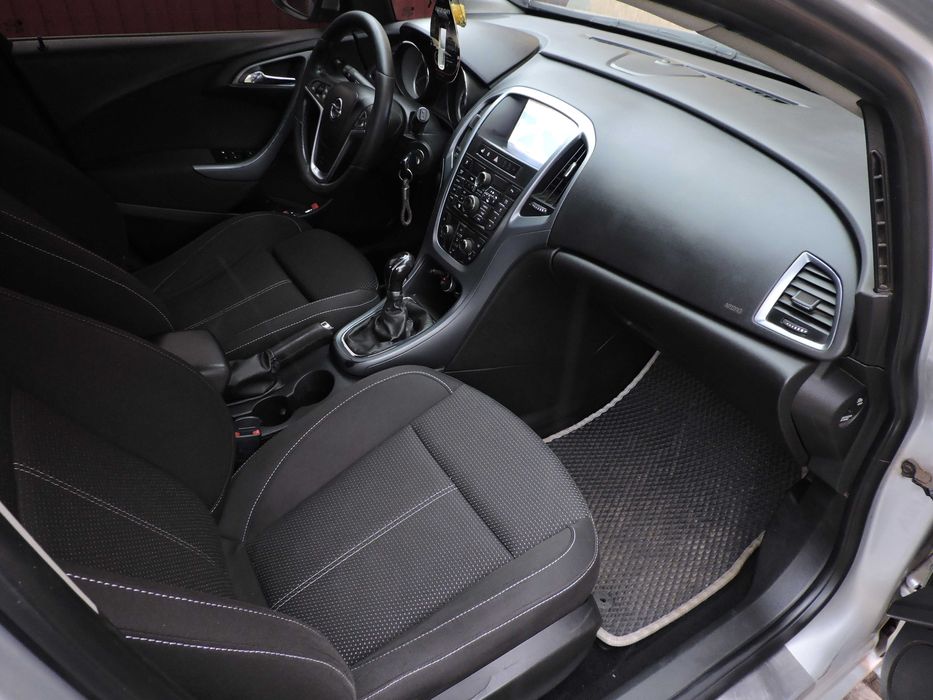 Opel Astra J 2014 торг уместен