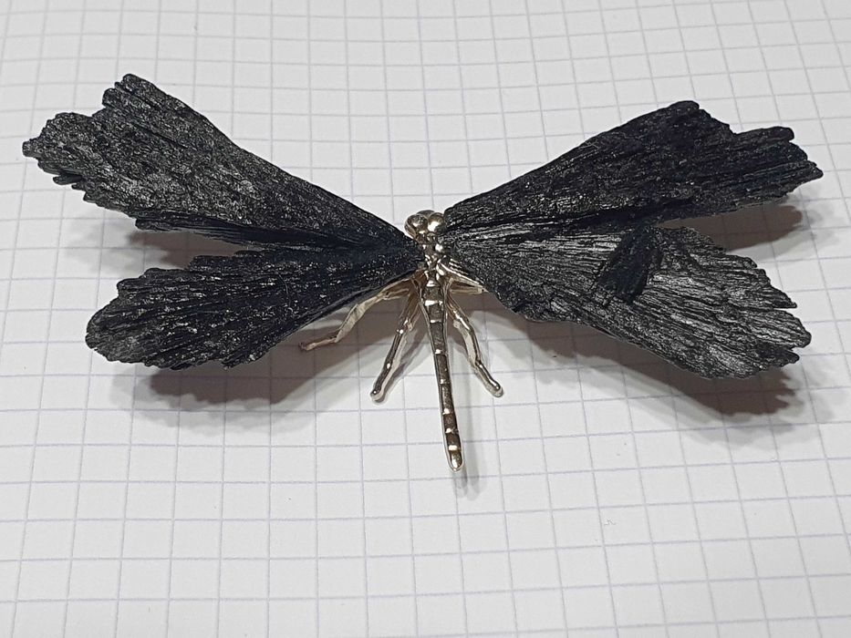 ważka ozdobna z czarnego surowego turmalinu 9 cm x 4,5 cm