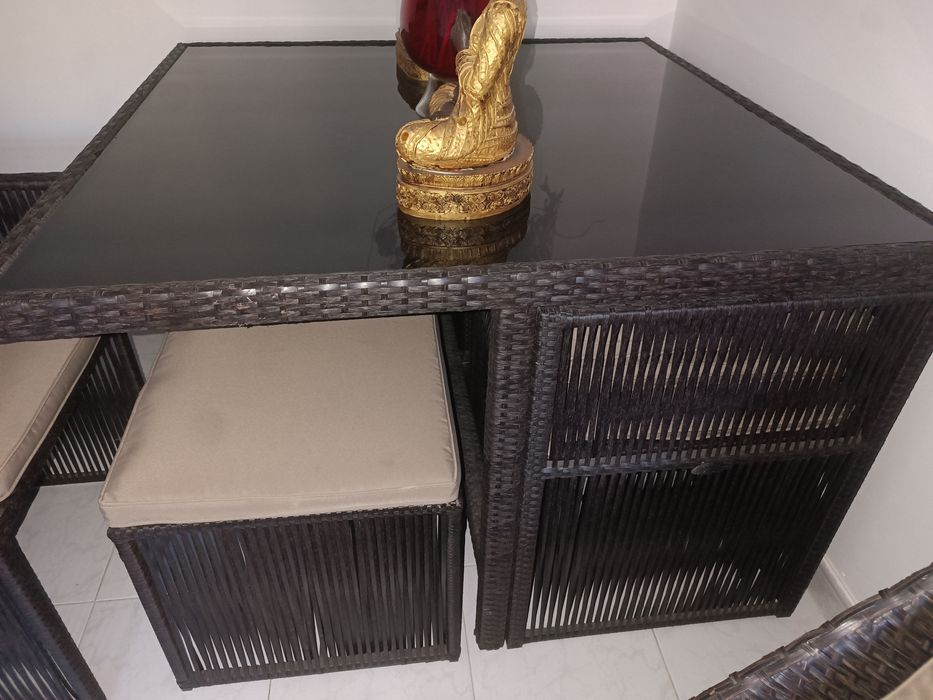 Mesa com cadeiras e bancos