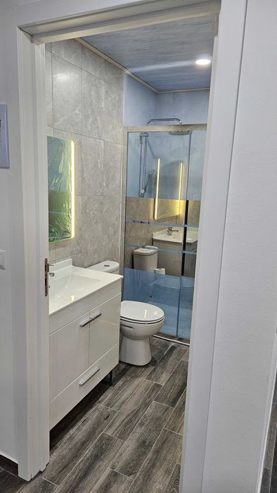 Apartamento com quarto, wc, sala e cozinha. Disponivel em OUTUBRO