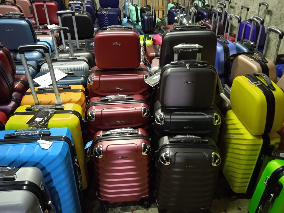 walizka mała kabinowa z twardego materiału na 4 kołach podrózna