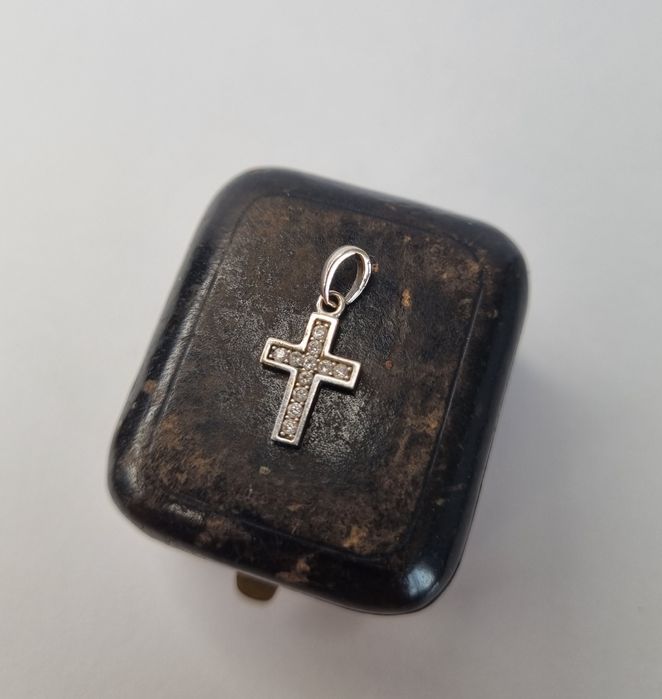 Złota zawieszka krzyżyk białe złoto z cyrkoniami 585