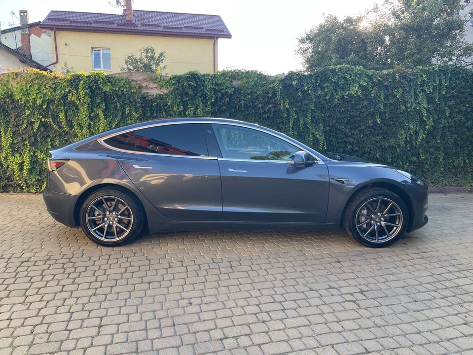 Автомобіль Tesla model 3