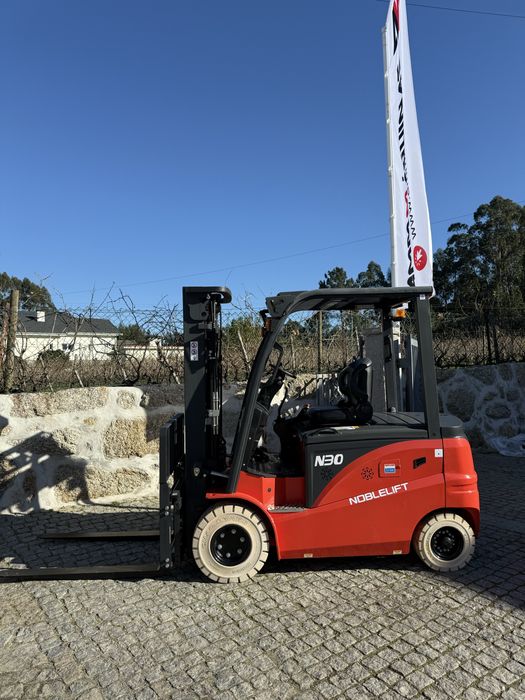 Aluguer de Máquinas e Tratores empilhadores