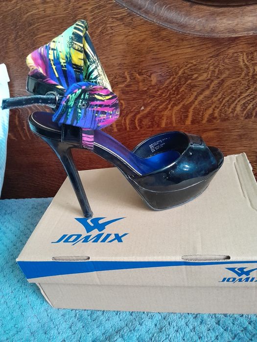 Босоніжки на шпильці