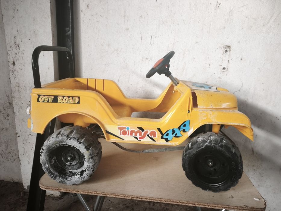 Jeep Toimsa 4x4 amarelo a pedais vintage
