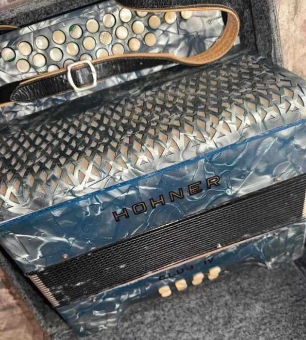 Concertina Hohner Club IV em  bom estado e pronta a tocar + mala e correias para concertina