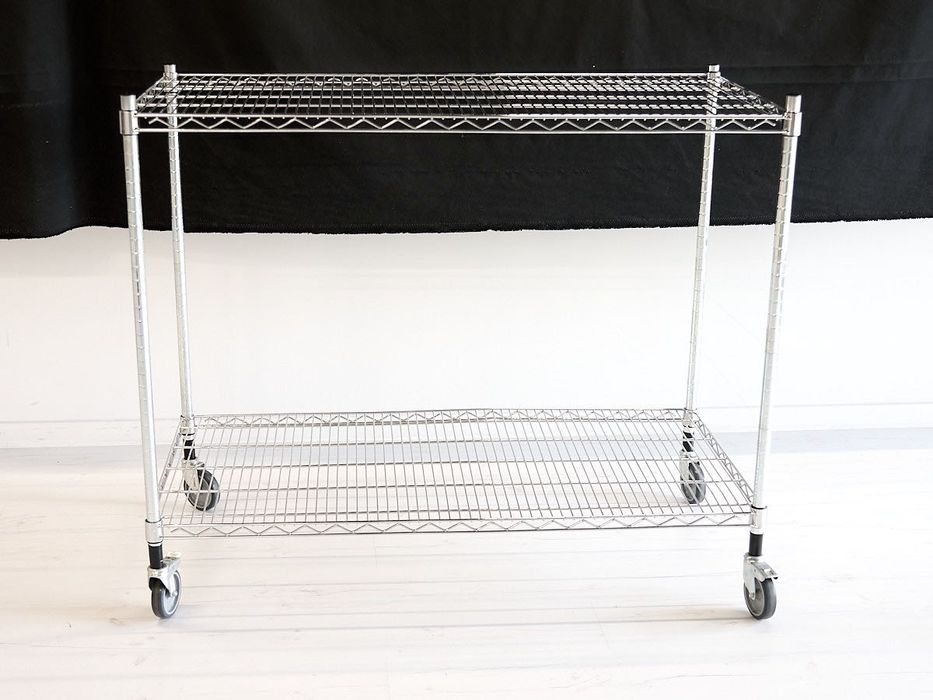 Mesa em estrutura de arame - aço cromado  121x60 com rodas