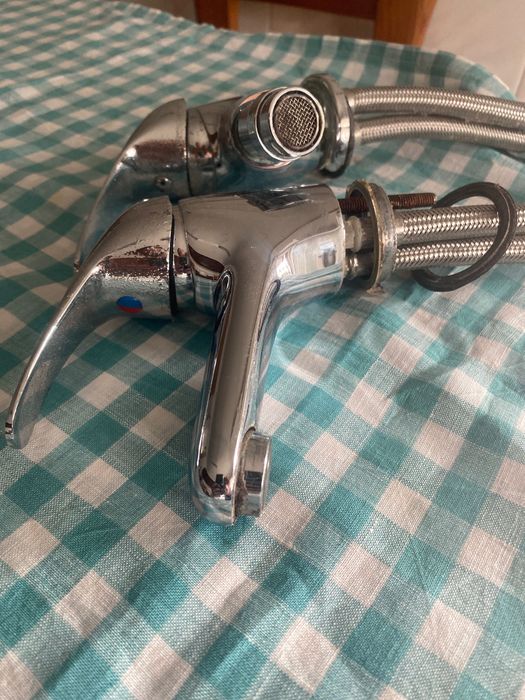Duas torneiras usadas de casa de banho