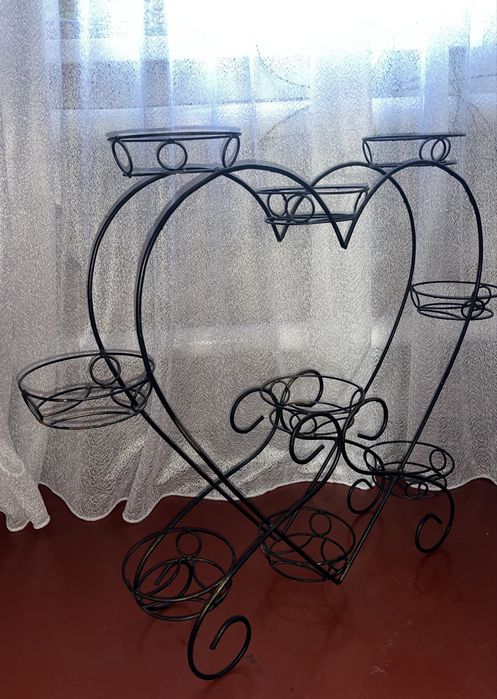 Кована підставка для квітів