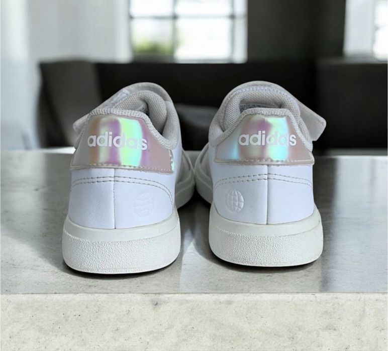 Оригінальні кросівки Adidas на дівчинку