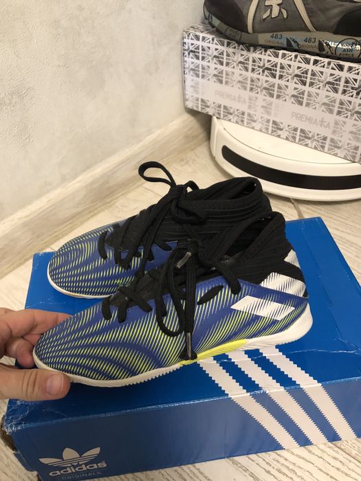 Футзалки adidas.