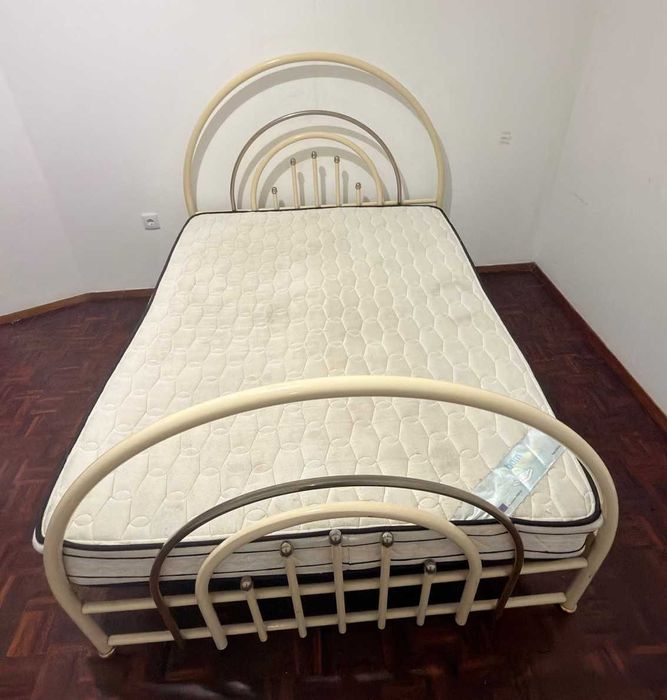 Vende- se cama de casal em bom estado.