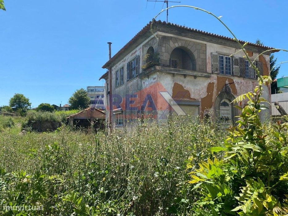 Moradia no centro da cidade para recuperar. Implantação 103m2 e ter...