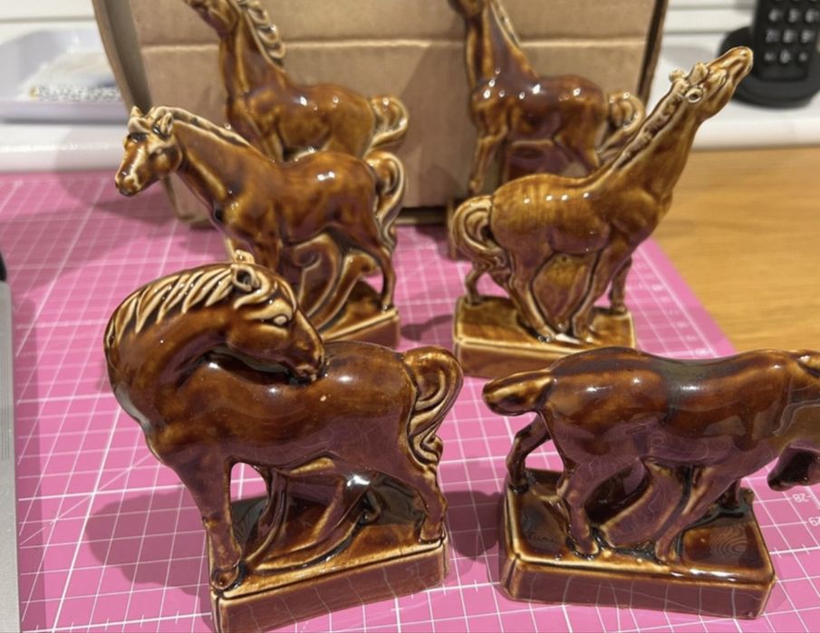 Zestaw 6 figurek koni vintage ceramika brązowe szkliwo PRL