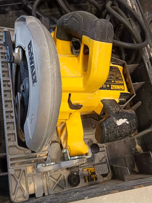 pilarka dewalt dwe576