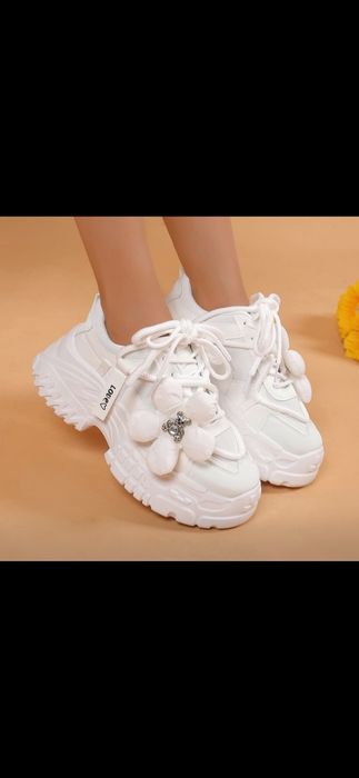 Białe sneakersy damskie