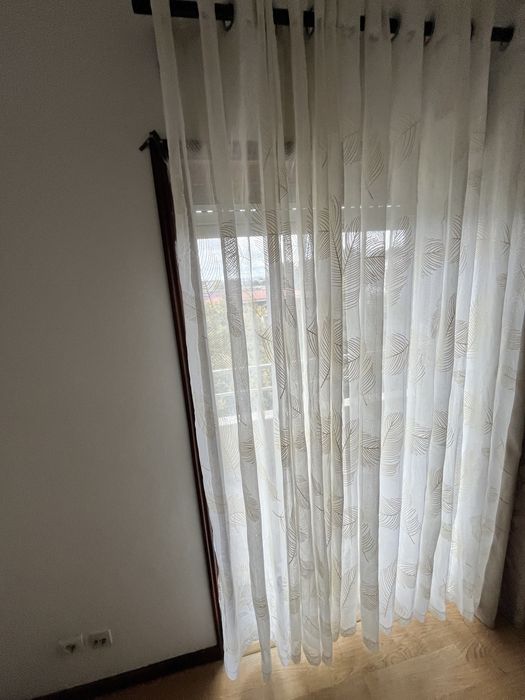 Cortinas brancas com padrão(4).