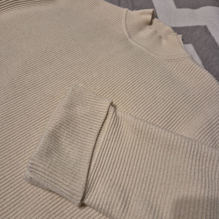 Sweterek w masełkiem kolorze (kremowy)