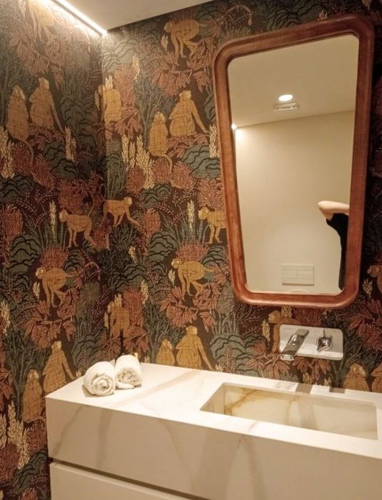 Aplicação de papel de parede, vinil e painéis decorativos