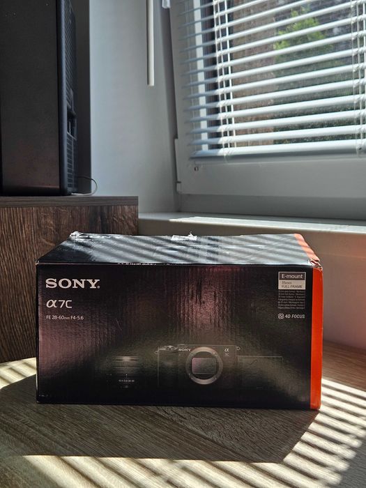 Sony A7C srebrny + 28-60 mm f/4-5.6 praktycznie nowy 147 klatek