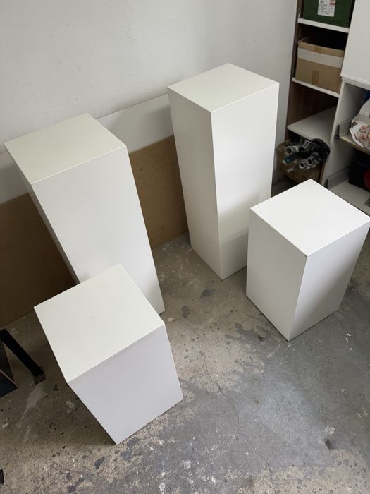 Komplet białych podestów na targi
