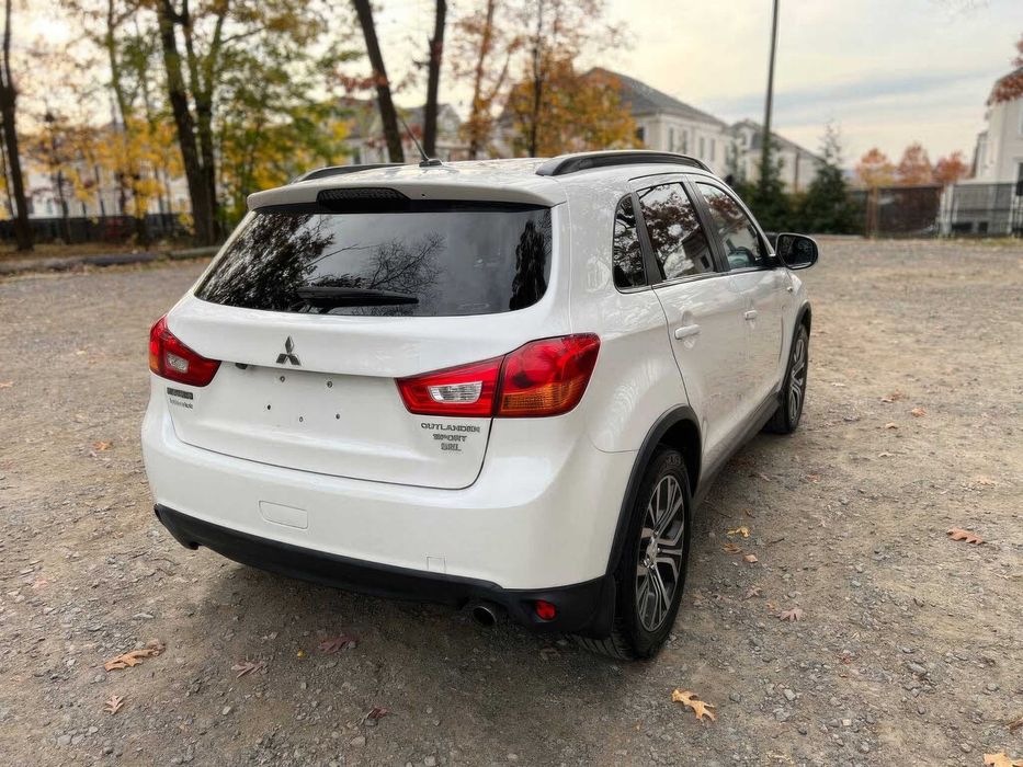 Mitsubishi Outlander Sport      2017