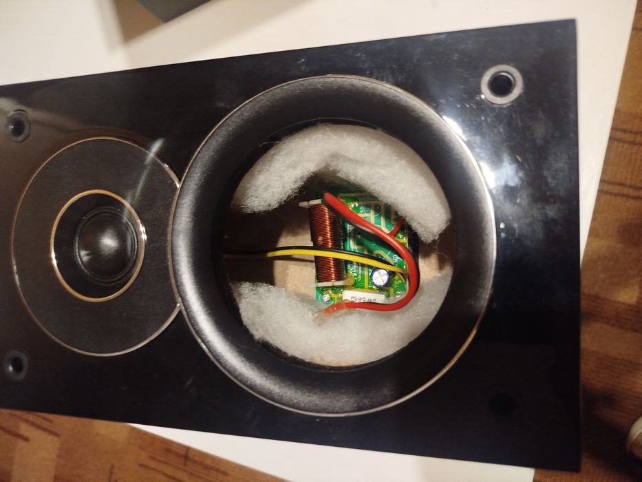 Obudowy głośników surround